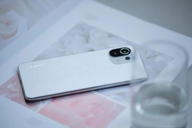 小米Xiaomi 11 青春活力版屏幕采用的什么材质
